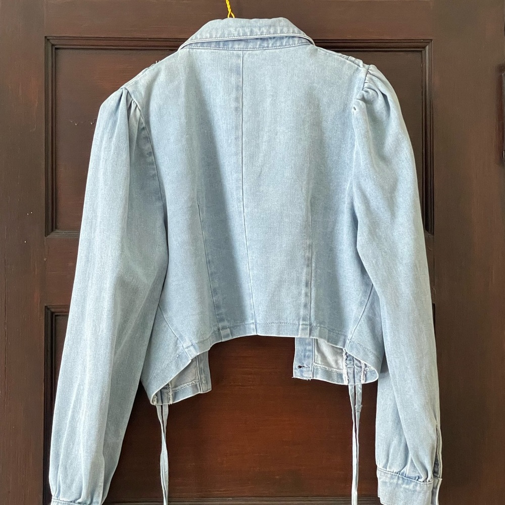 I’m selling a cropped denim light wash blue jean jacket. I’m 5’9 for reference. - Picture 5 of 6